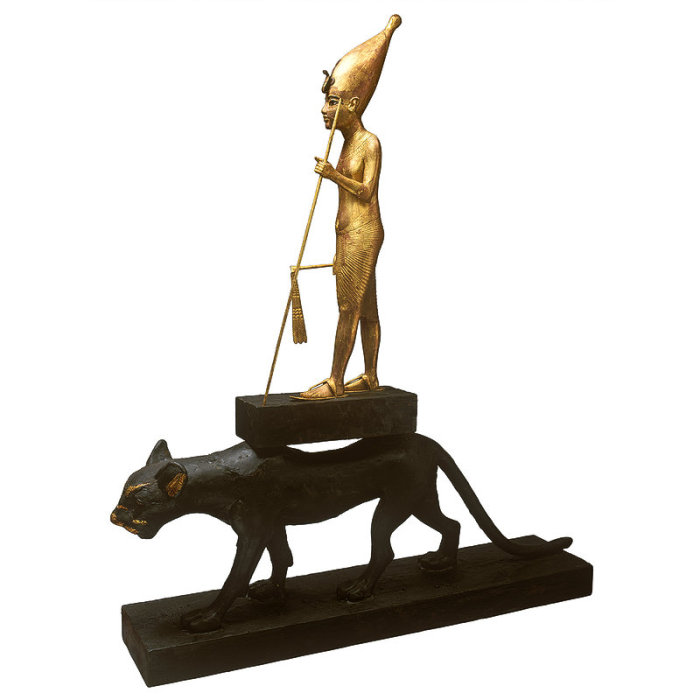 Статуя Тутанхамона, едущего на черном леопарде
